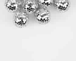 Gratis foto set van zilveren disco bollen met kopie ruimte