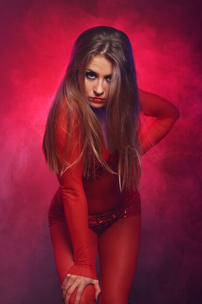 Sexy danser in het rood