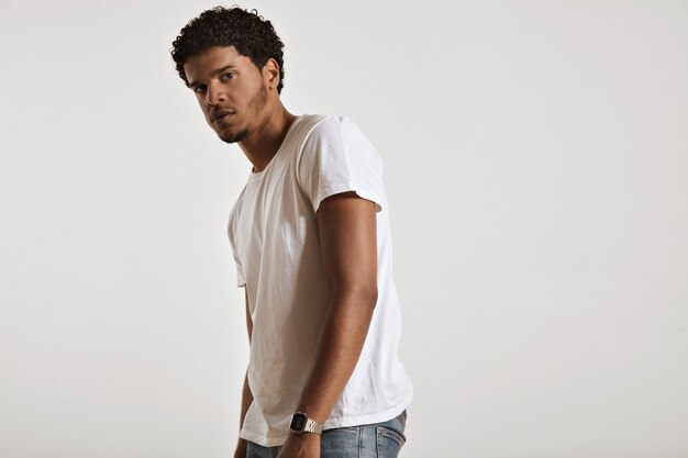Sexy gespierde Afro-Amerikaanse man in wit katoenen t-shirt zonder label zijwaarts draaien