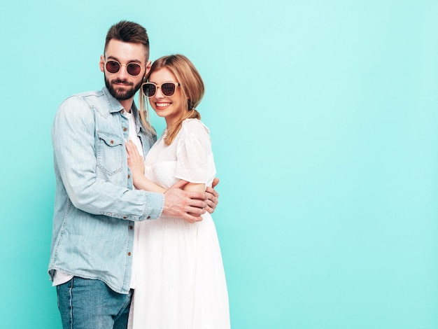 Sexy lachende mooie vrouw en haar knappe vriendje Gelukkige vrolijke familie met tedere momenten in studio Zuivere vrolijke modellen knuffelen Elkaar omarmen Vrolijk en gelukkig