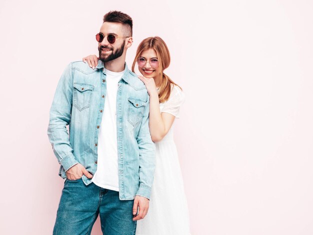 Sexy lachende mooie vrouw en haar knappe vriendje Gelukkige vrolijke familie met tedere momenten in studio Zuivere vrolijke modellen knuffelen Elkaar omarmen Vrolijk en gelukkig