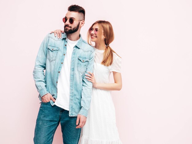 Sexy lachende mooie vrouw en haar knappe vriendje Gelukkige vrolijke familie met tedere momenten in studio Zuivere vrolijke modellen knuffelen Elkaar omarmen Vrolijk en gelukkig