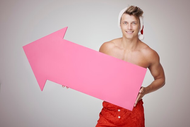 Sexy man en grote roze pijl