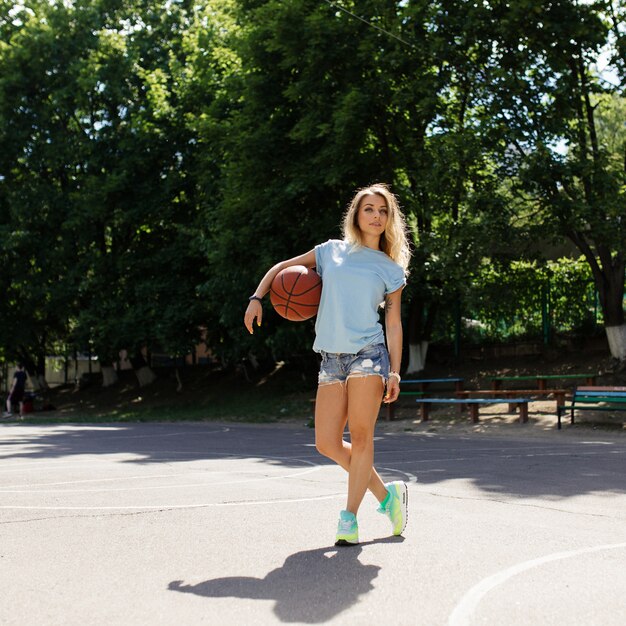 Sexy meisje op het basketbalveld