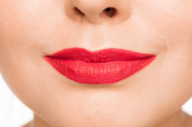 Sexy rode lip. close-up mooie lippen. bedenken. schoonheid model vrouw gezicht close-up