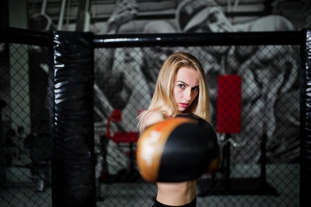 Sexy sport blond meisje bokser poseerde in de ring fit vrouw boksen