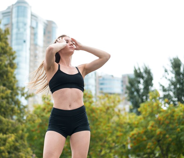 Sexy vrouw die haar mening van de haar lage hoek legt