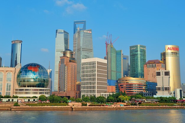 SHANGHAI, CHINA - 2 JUNI: Stedelijke architecturen met de skyline van de stad op 2 juni 2012 in Shanghai, China. Shanghai is qua bevolking de grootste stad ter wereld met 23 miljoen inwoners zoals in 2010.