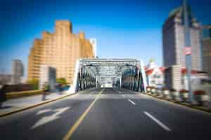 Gratis foto shanghai china, wolkenkrabbers en oude ijzeren brug.