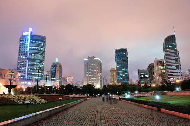 Shanghai 's nachts met stedelijke wolkenkrabbers en lichten