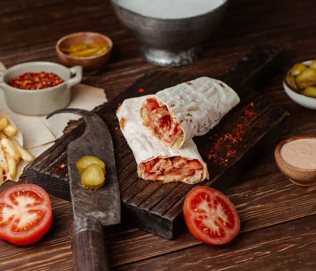 Shaurma lavash gevuld met kip, turshu en tomatensaus