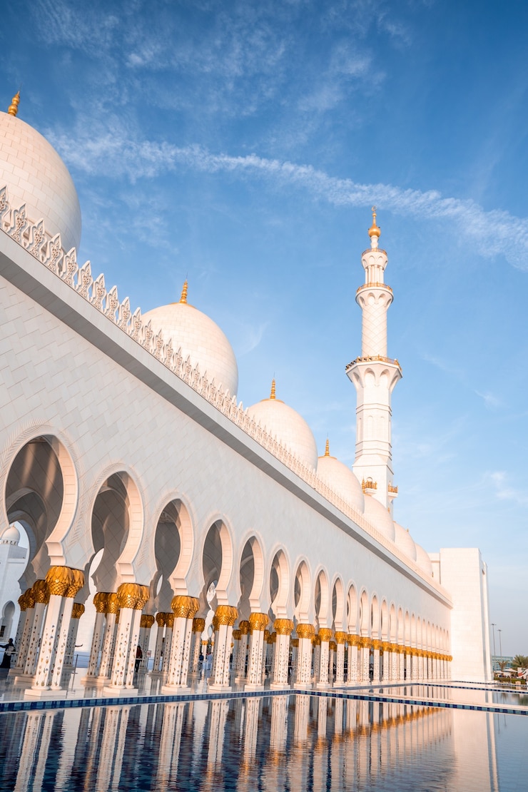 Gratis Foto sheikh zayed grand mosque onder het zonlicht en een blauwe lucht in abu dhabi, verenigde arabische emiraten