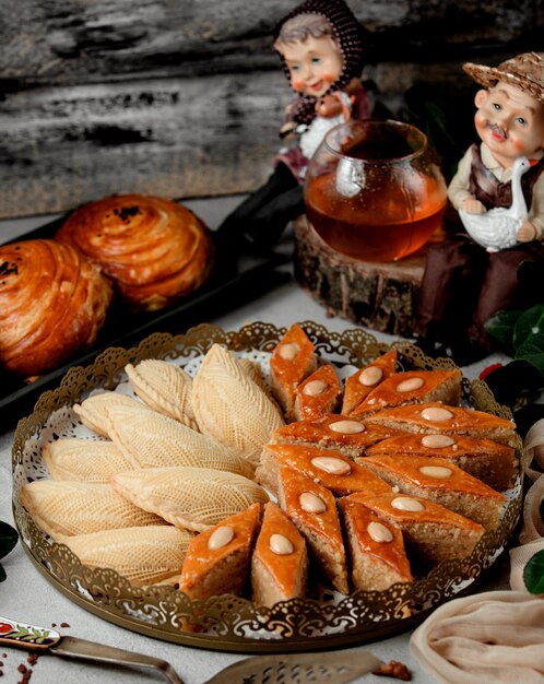 Shekerbura en pakhlava op tafel