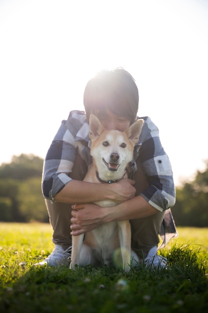 Gratis foto shiba inu hond aan het wandelen