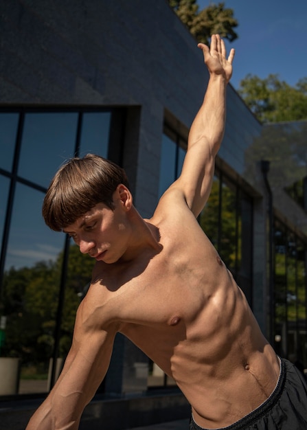 Shirtless man buiten aan het trainen