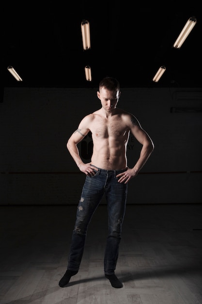 Gratis foto shirtless man in de studio