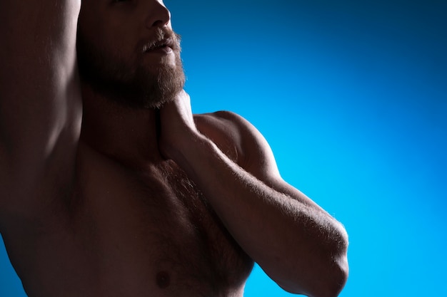 Gratis foto shirtless man toont bewustzijn voor prostaatkanker