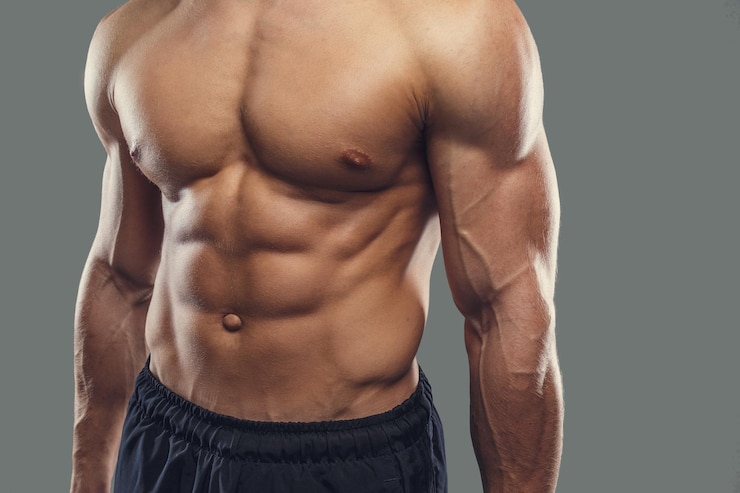 Gratis Foto shirtless sportieve man met haltergewichten. geïsoleerd op een grijze achtergrond.