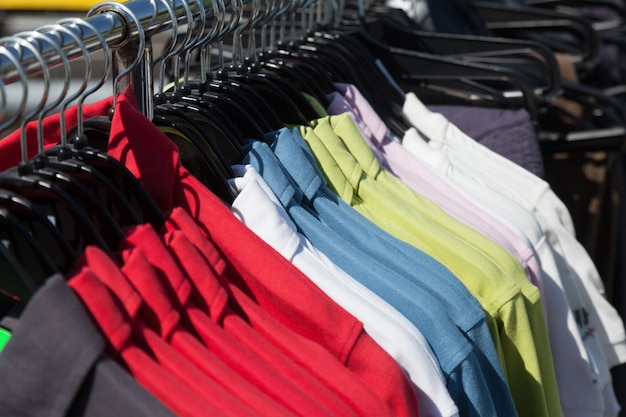 shirts op hanger in de winkel