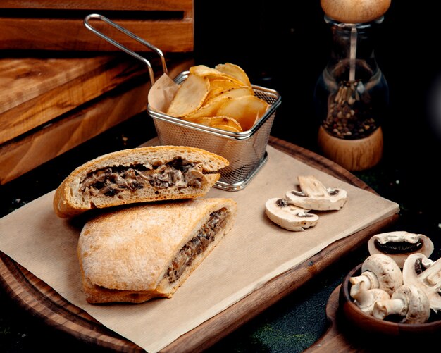 shoarma in brood met friet en champignons