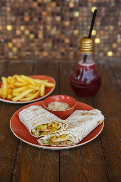 Shoarma-wraps geserveerd met saus en frietjes