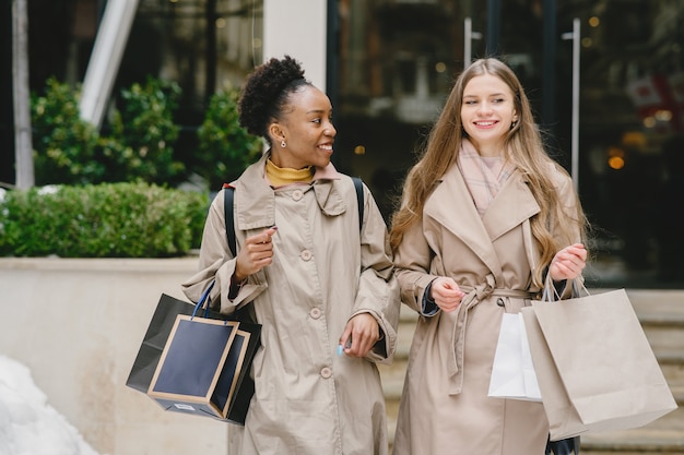 Shop dag. Internationale vriendinnen. Vrouwen in een stad.