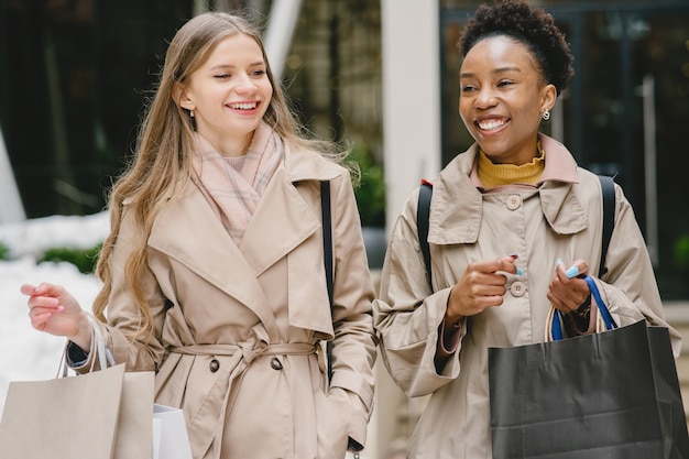 Shop dag. Internationale vriendinnen. Vrouwen in een stad.