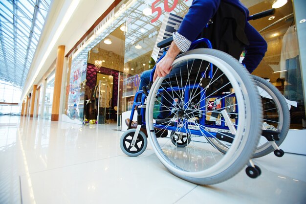 Shopper in rolstoel