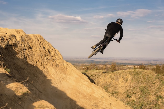 Shot op ooghoogte van een mountainbiker die op heuvels fietst