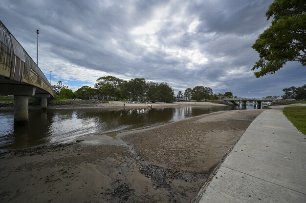 Shot van de Mooloolaba-rivier in de Australische buitenwijken