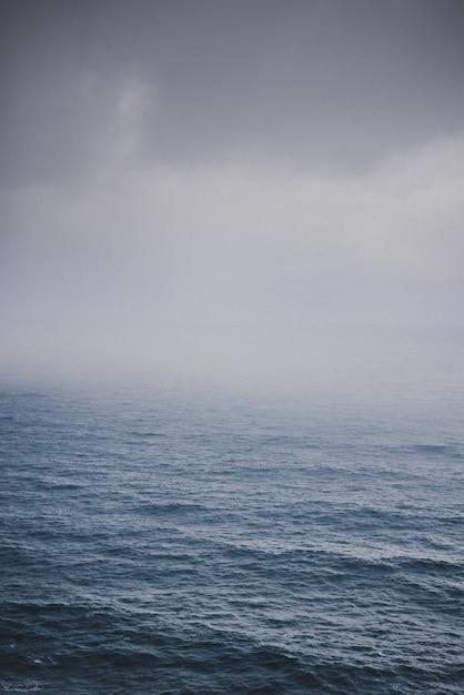 Shot van de oceaan op een mistige dag