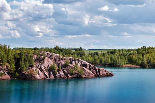 Shot van de schilderachtige natuur, het pittoreske Romantsevskiye-gebergte (Konduki) in Rusland