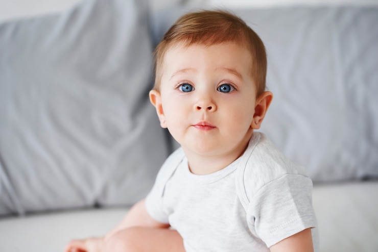 Gratis Foto shot van een schattig babymeisje dat naar de camera kijkt