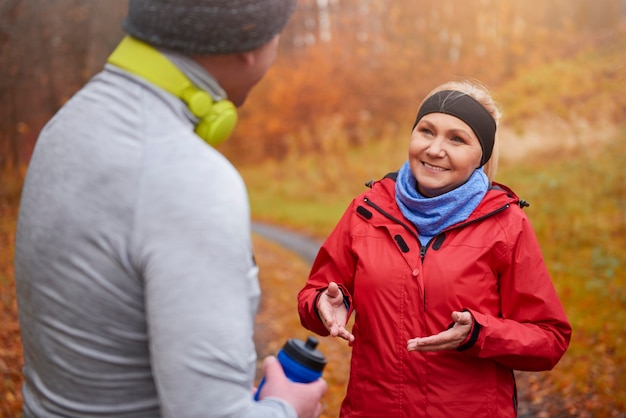 Gratis foto shot van een senior koppel dat een gesprek voert