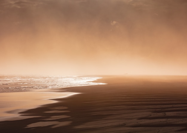 shot van een strand tijdens een mistige dag