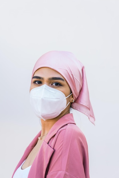 Shot van een vrouw met een beschermend masker die worstelt met borstkanker