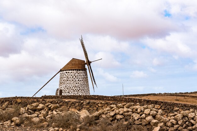 Shot van een windmolen in Cactus Garden Antigua, Spanje