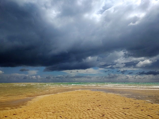 Shot van het zandstrand in Fuerteventura, Spanje tijdens stormachtig weer