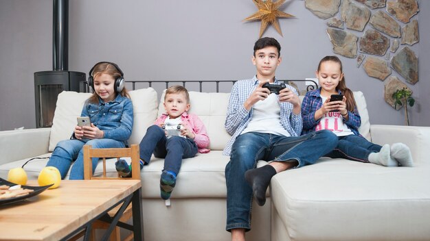 Siblings die technologieën op bank gebruiken