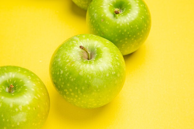 Side close-up view appels drie smakelijke appels op tafel