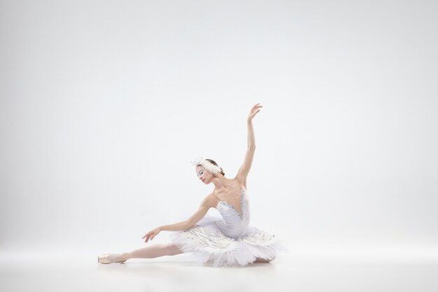 Sierlijke klassieke ballerina dansen geïsoleerd op een witte achtergrond.