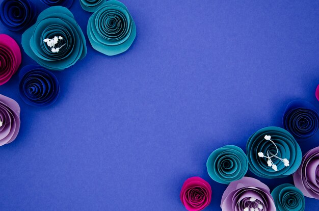 Sierlijst gemaakt van kleurrijke papieren bloemen met kopie ruimte
