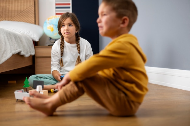 Gratis foto silbiling samen spelen in hun kamer