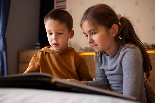 Gratis foto silbiling samen spelen in hun kamer