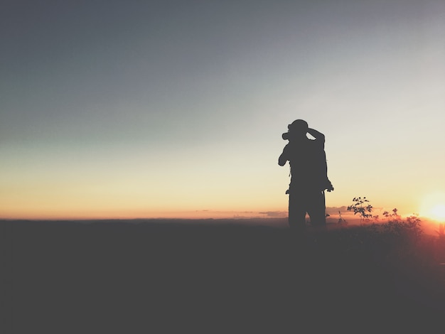 Silhouet man in de berg