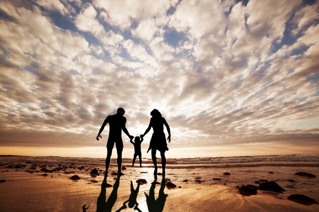 Silhouet van de familie spelen op het strand