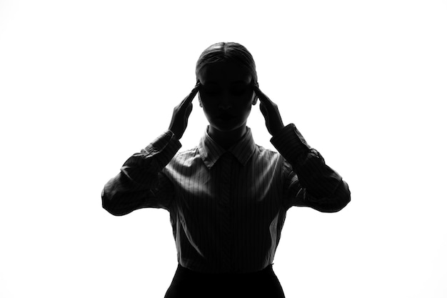 Silhouet van een vrouw die lijdt aan hoofdpijn, schaduw terug verlicht
