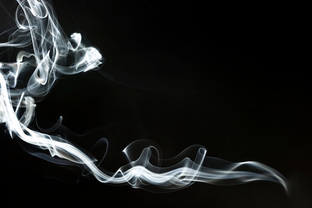 Silhouet van golvende rook drijvende