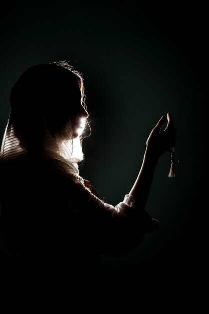 Silhouet van het moslimvrouw bidden