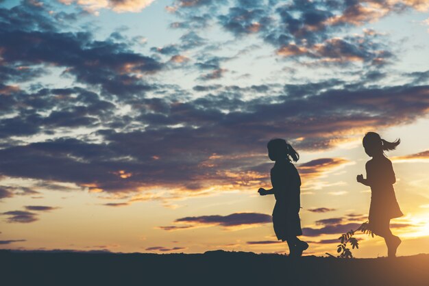 Silhouet van kinderen spelen